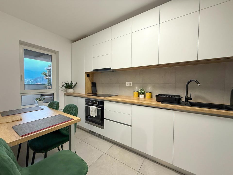 Coffee/tea facilities, Kitchen or kitchenette, Dining area, dishwasher, oven, stove