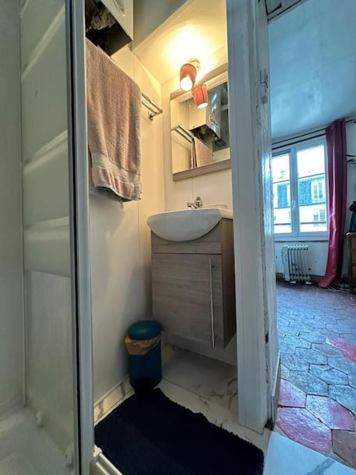 Cozy & authentic stay in the heart of Paris Apartment in Paris
