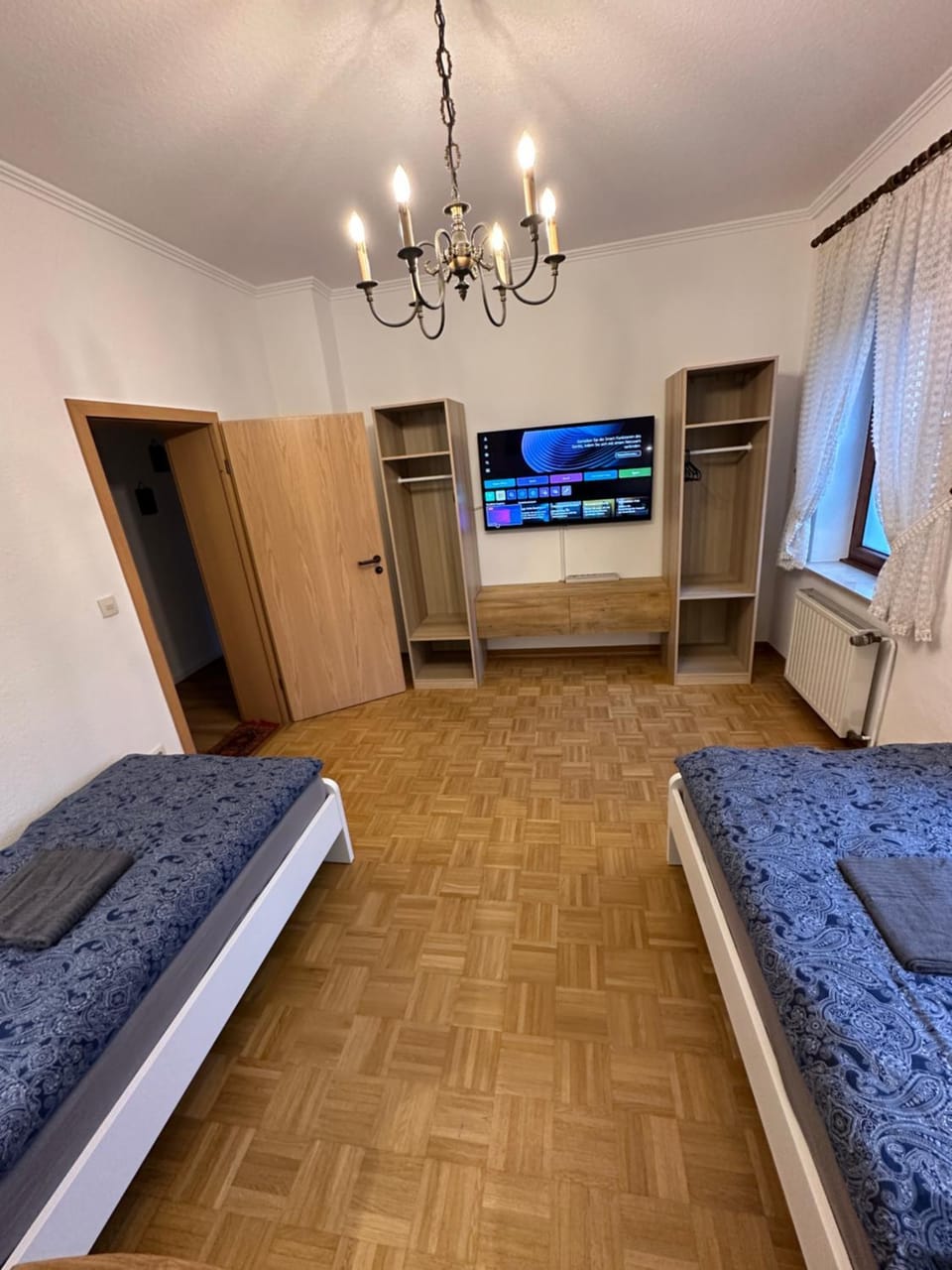 Bed, TV and multimedia, wardrobe