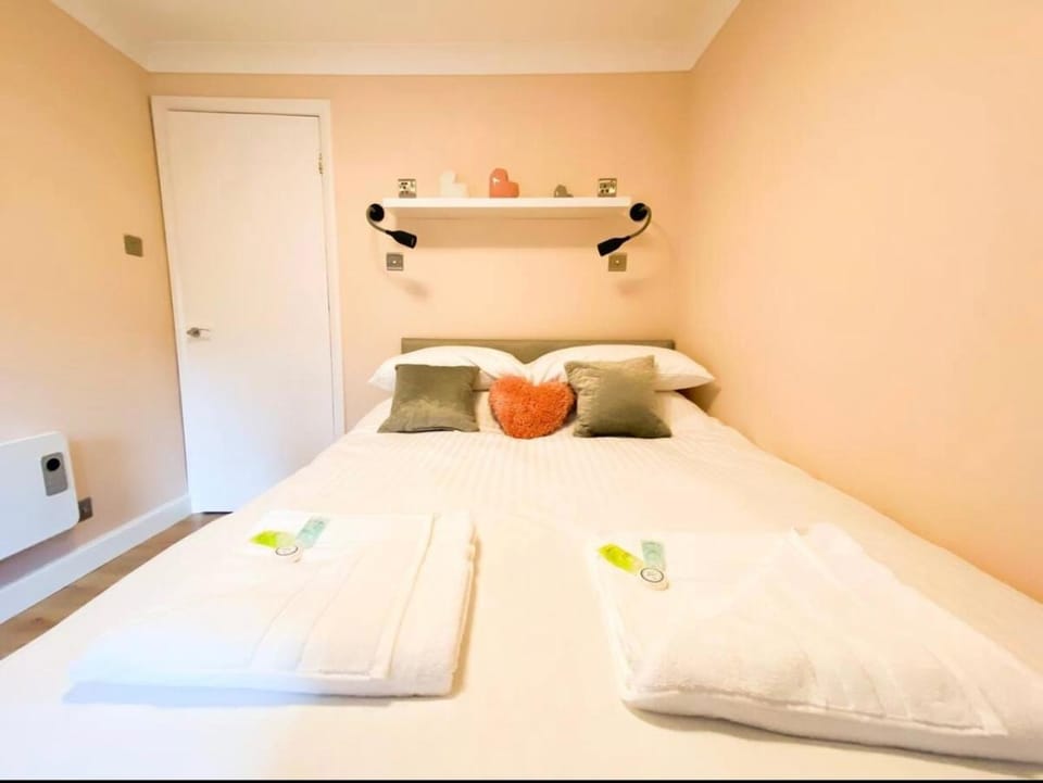 Central two bedroom, Free private parking Apartment in Glasgow