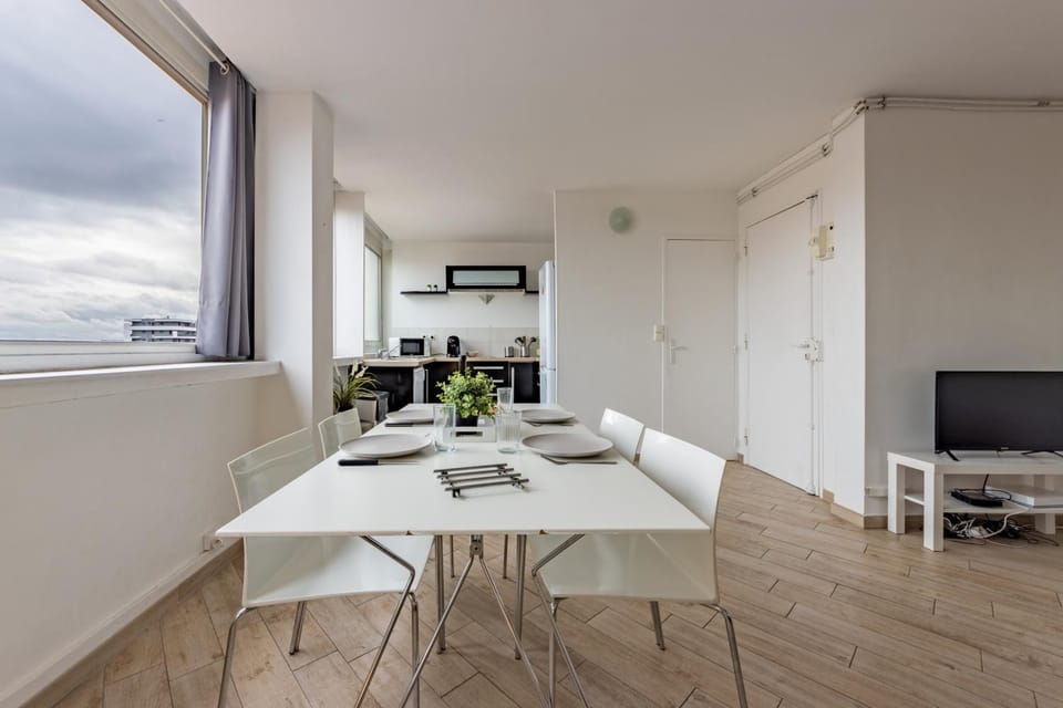 Communal lounge/ TV room, TV and multimedia, Living room, Seating area, Dining area, Evening entertainment, air conditioner