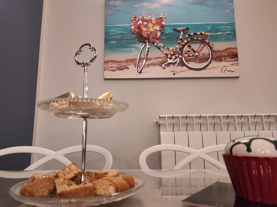 Living room, Food and drinks, Decorative detail, Food