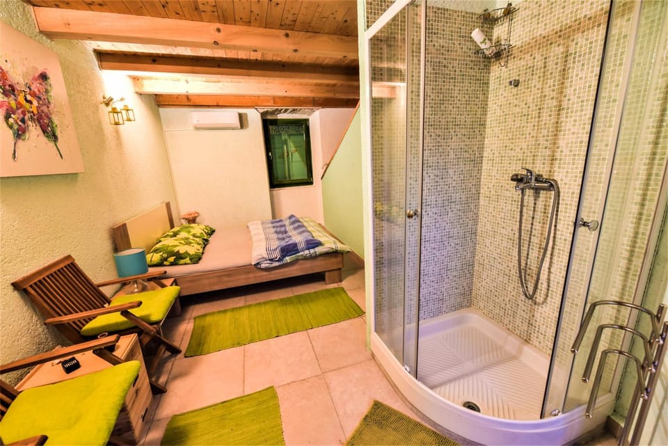 Shower, Bedroom