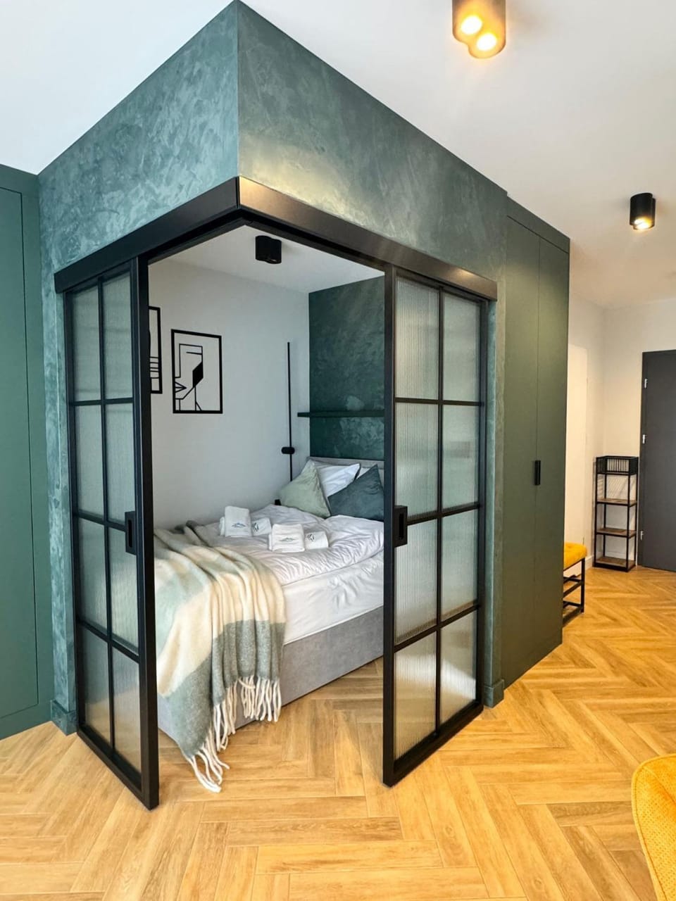 Bed, Photo of the whole room, Bedroom, towels