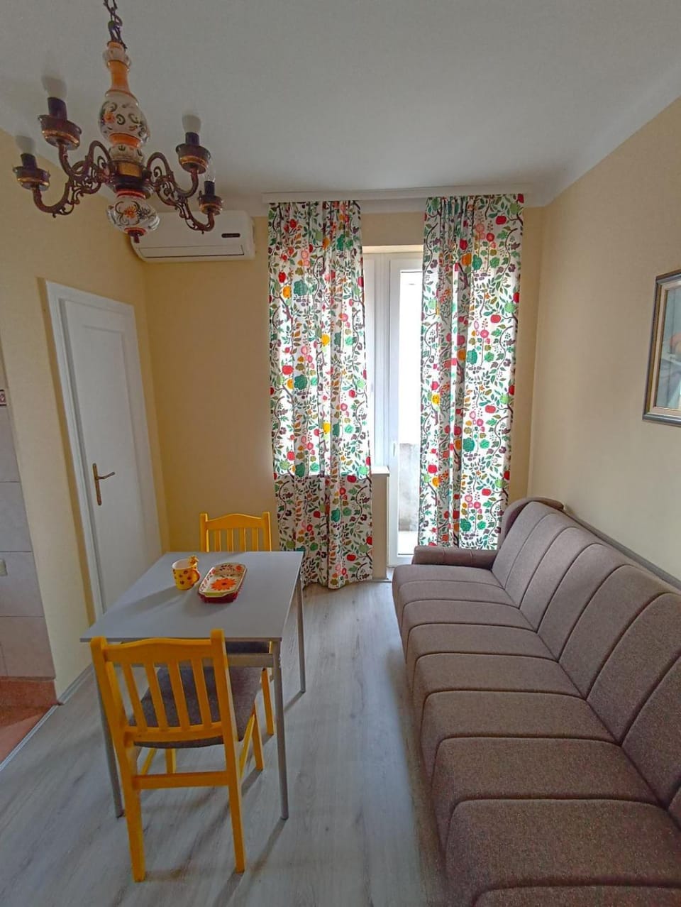 Bed, Living room, Photo of the whole room, Seating area, Dining area