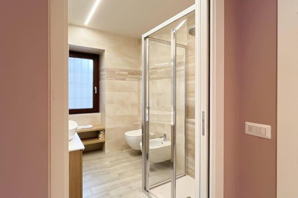 Shower, Toilet, Bathroom, bidet, towels