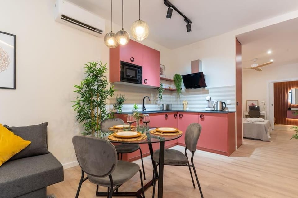 Coffee/tea facilities, Kitchen or kitchenette, Living room, Dining area, stove