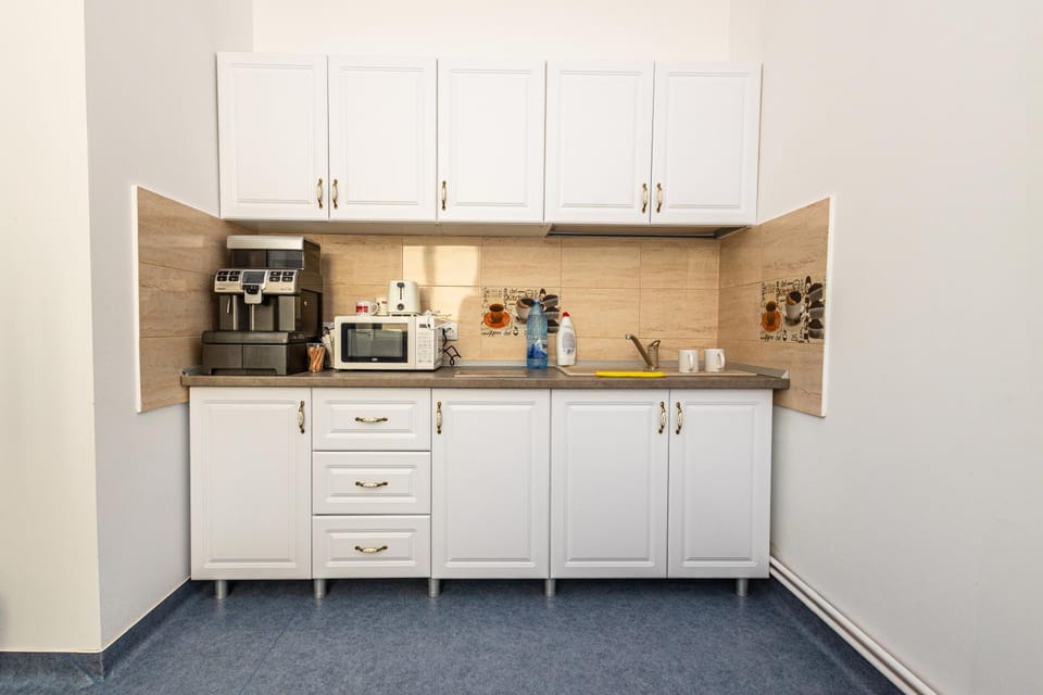 Restaurant/places to eat, Coffee/tea facilities, Breakfast