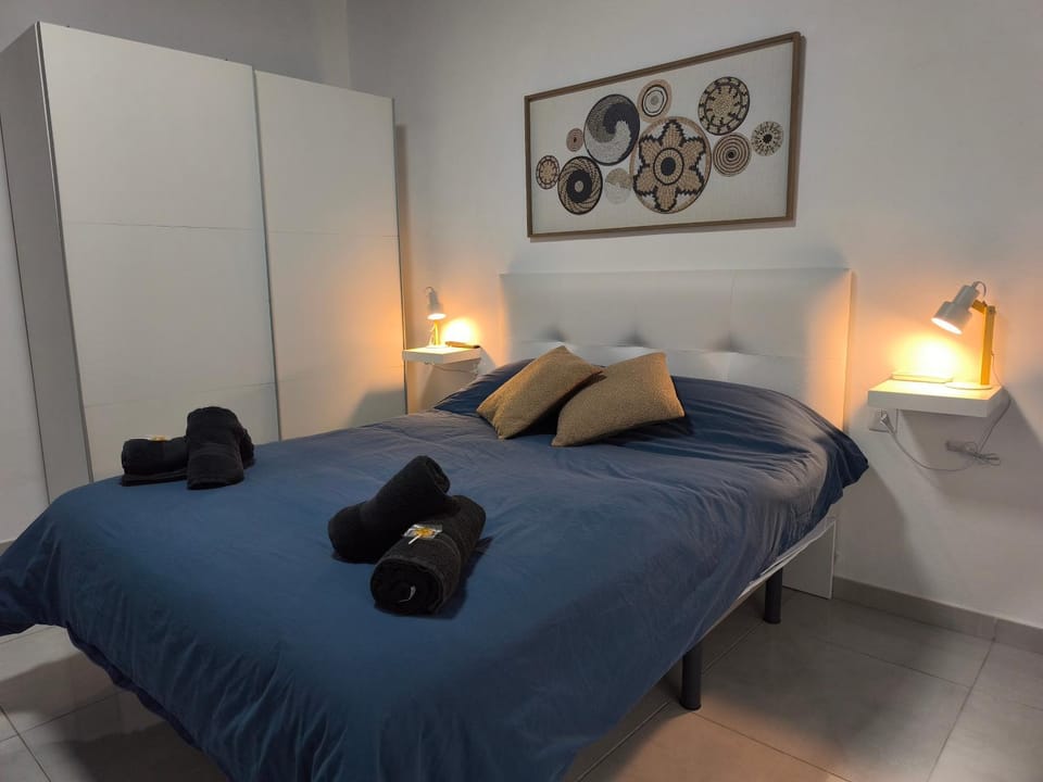 Bed, Photo of the whole room, Bedroom, towels