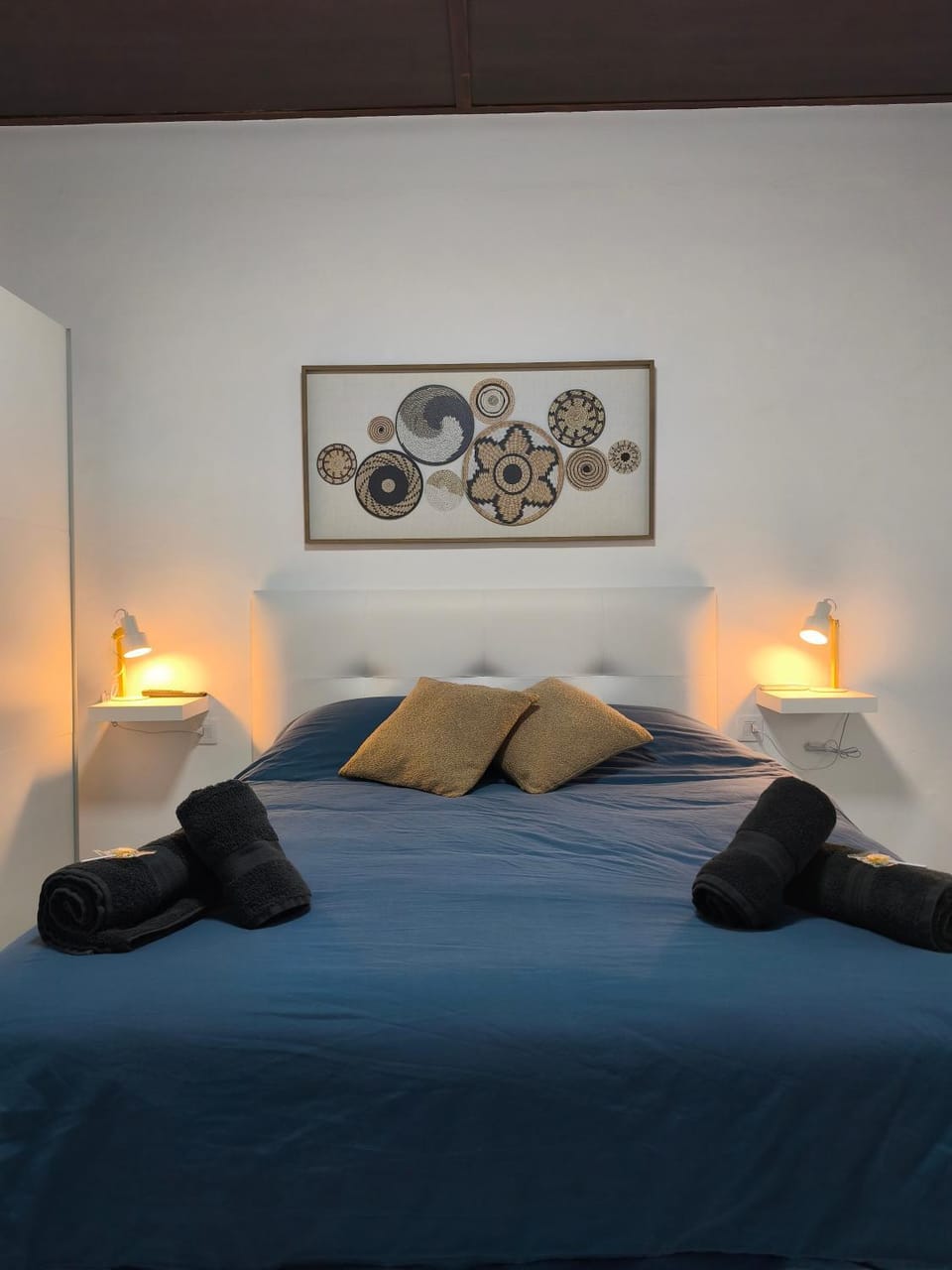 Bed, Photo of the whole room, Bedroom, towels