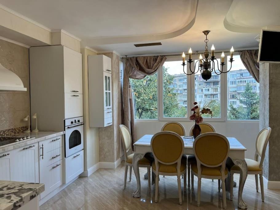 TV and multimedia, Kitchen or kitchenette, Living room, Dining area
