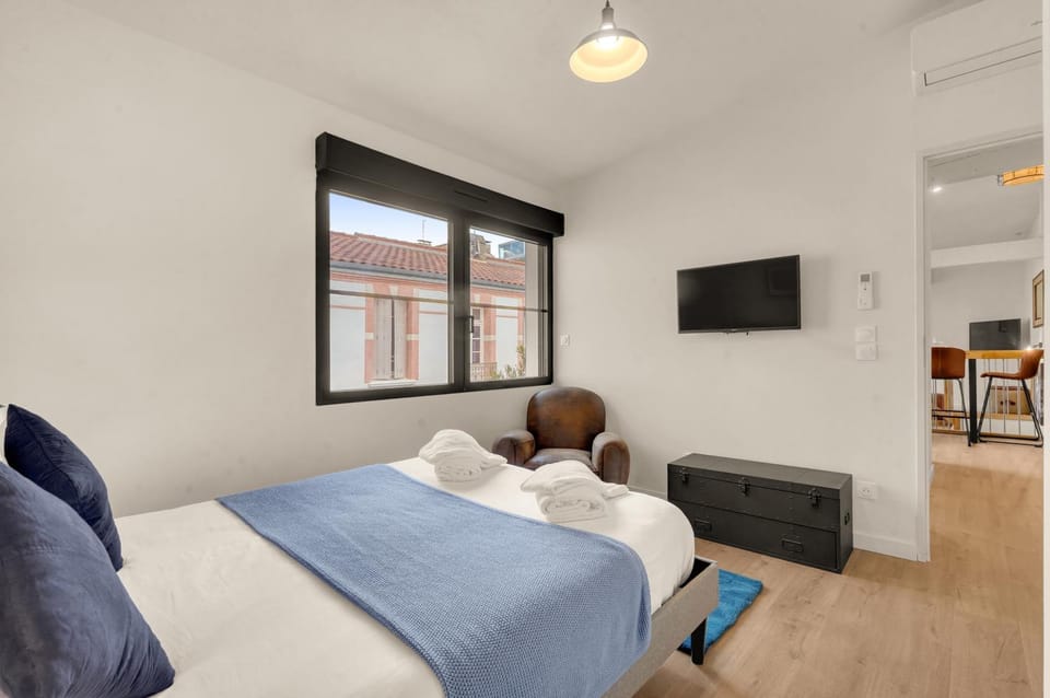 Photo of the whole room, Bedroom