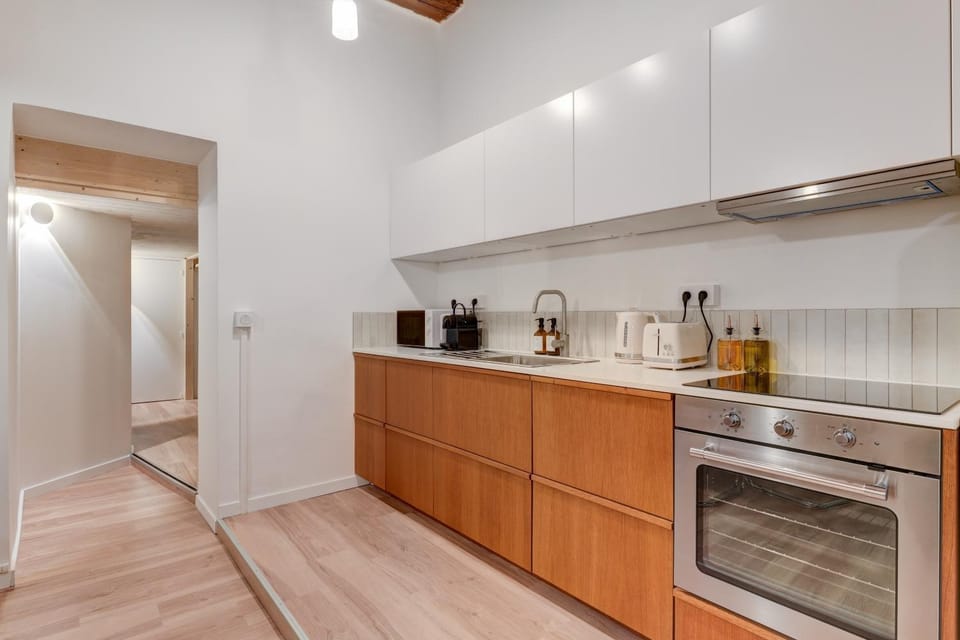 Coffee/tea facilities, Kitchen or kitchenette, dishwasher, oven, stove, toaster