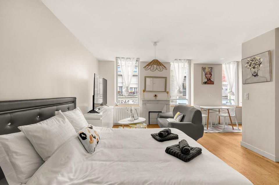 Bed, Living room, Photo of the whole room, Seating area, Bedroom, towels
