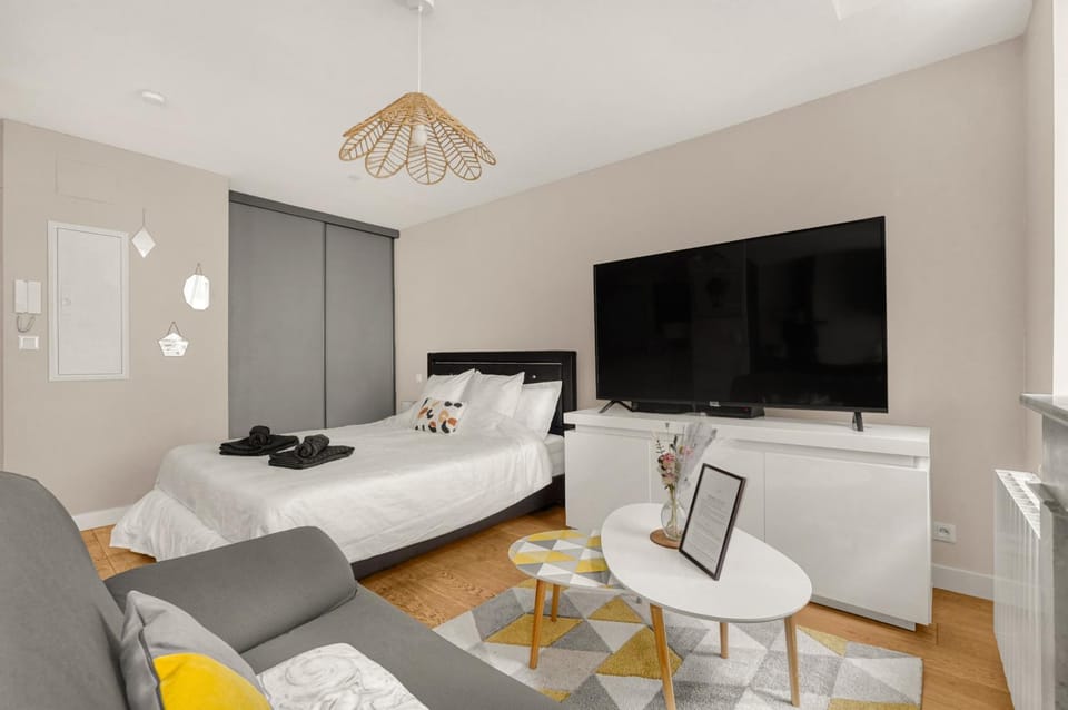 Communal lounge/ TV room, Bed, TV and multimedia, Living room, Photo of the whole room, Evening entertainment, Bedroom