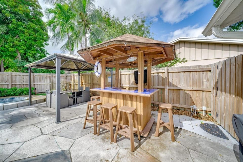 Modern Poolside Paradise House in Oakland Park