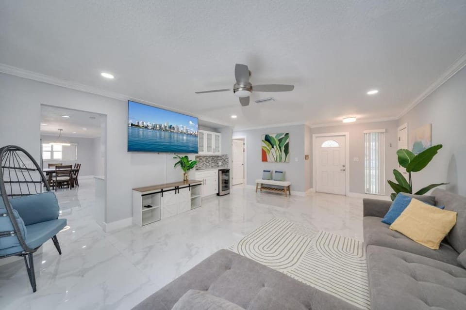 Modern Poolside Paradise House in Oakland Park