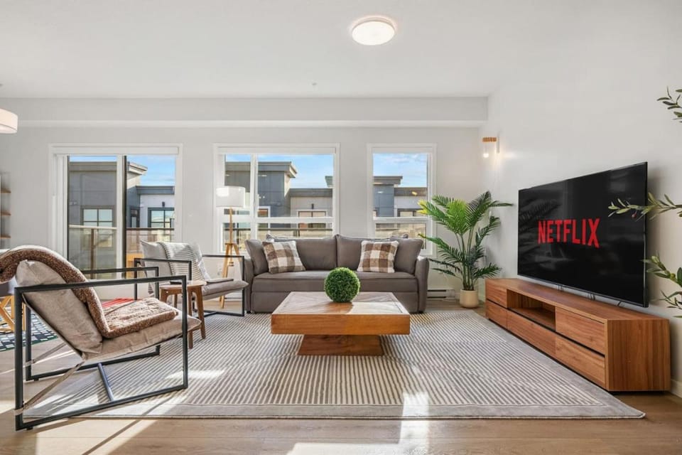 Very Spacious Luxury Apartment with AC, 70" Smart TV with Netflix, Free Underground Parking & More Apartment in Calgary