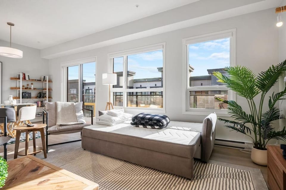 Very Spacious Luxury Apartment with AC, 70" Smart TV with Netflix, Free Underground Parking & More Apartment in Calgary
