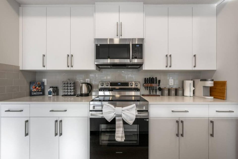 Very Spacious Luxury Apartment with AC, 70" Smart TV with Netflix, Free Underground Parking & More Apartment in Calgary