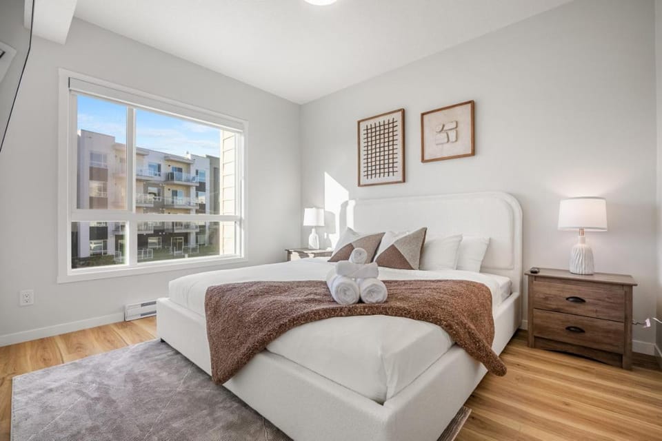 Large Open Concept Luxury Apartment with AC, 70" Smart TV with Netflix, Free Underground Parking & More Apartment in Calgary