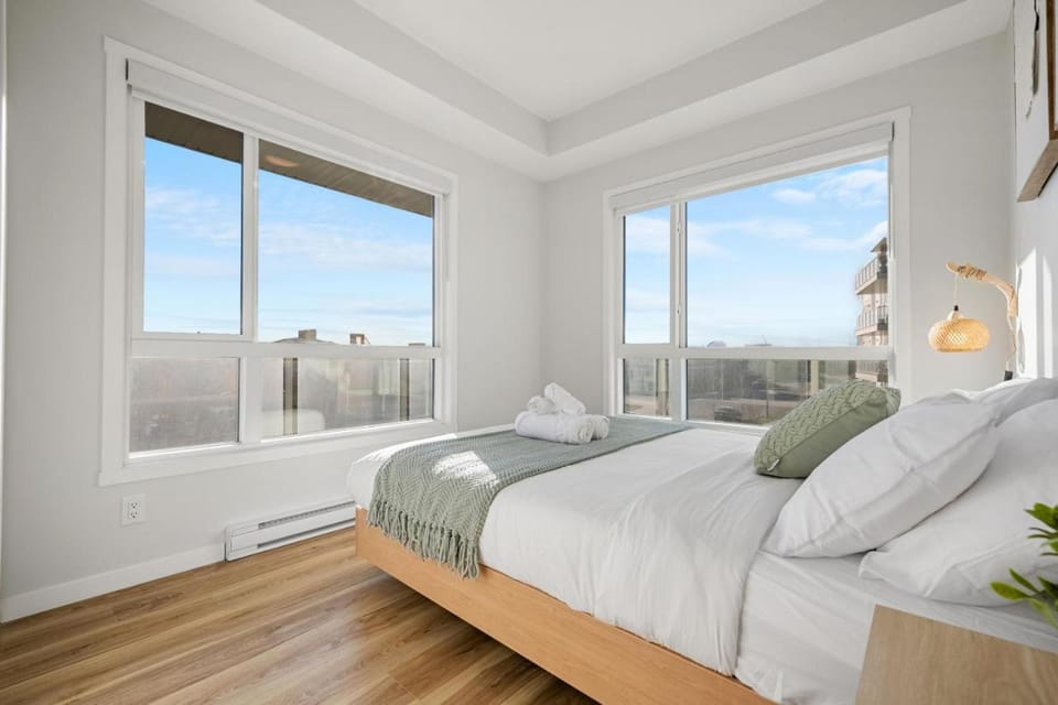 Large Open Concept Luxury Apartment with AC, 70" Smart TV with Netflix, Free Underground Parking & More Apartment in Calgary