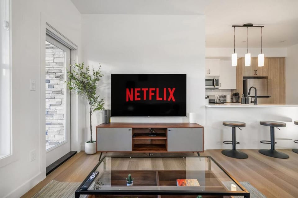 2 Bedroom Modern Townhouse Near Aspen Landing with Garage Parking, Fast Wi-Fi, Office, 2 Full Baths & Netflix House in Calgary