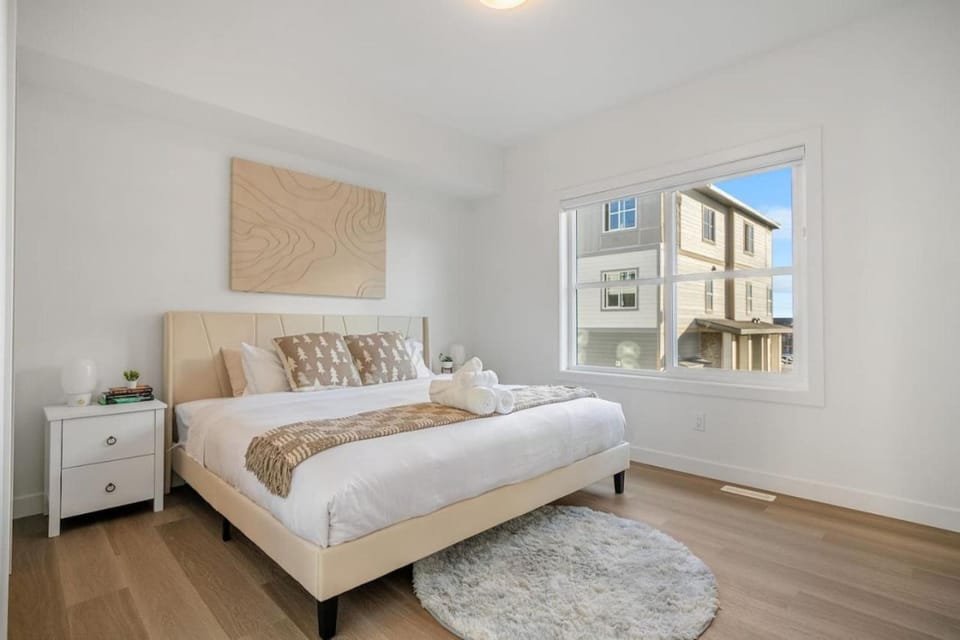2 Bedroom Modern Townhouse Near Aspen Landing with Garage Parking, Fast Wi-Fi, Office, 2 Full Baths & Netflix House in Calgary