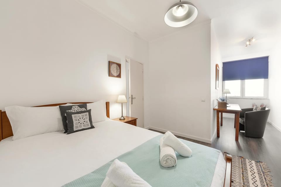 Bed, Photo of the whole room, Seating area, Bedroom, towels