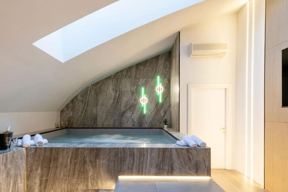 Hot Tub, TV and multimedia