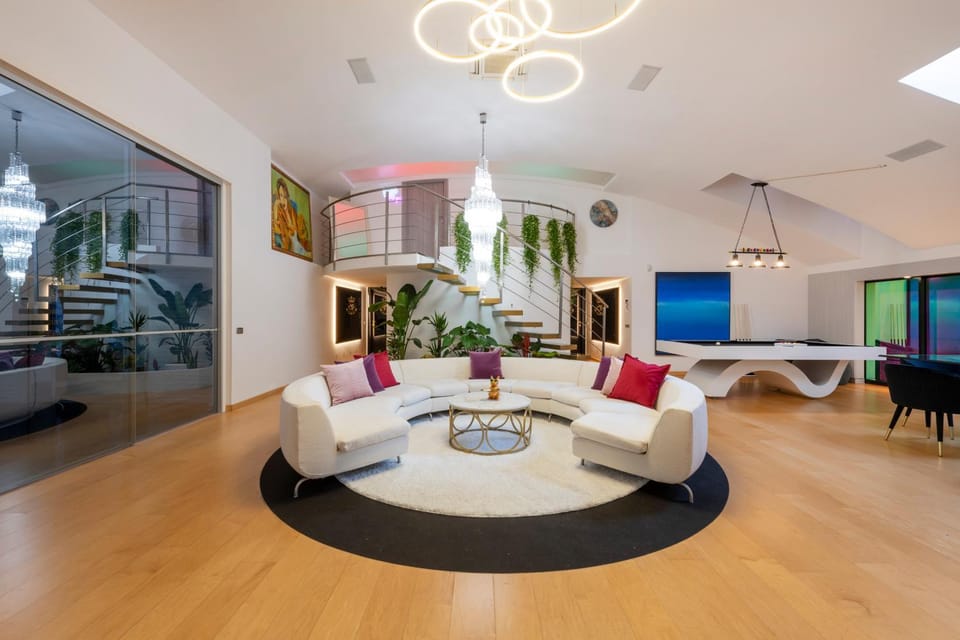 Communal lounge/ TV room, Living room, Seating area, Evening entertainment