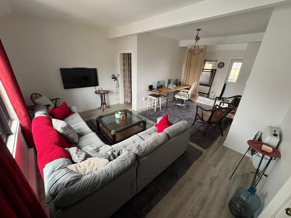 TV and multimedia, Living room, Photo of the whole room, Seating area, Dining area