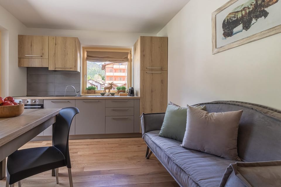 Kitchen or kitchenette, Living room, Seating area, Dining area