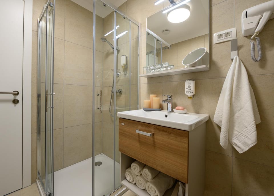 Shower, Bathroom, towels
