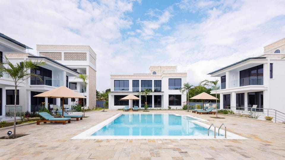 Property building, Swimming pool, sunbed