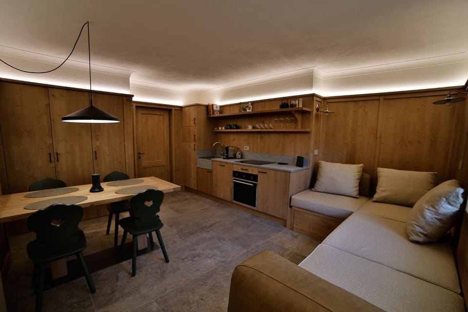 Kitchen or kitchenette, Living room, Seating area, Dining area