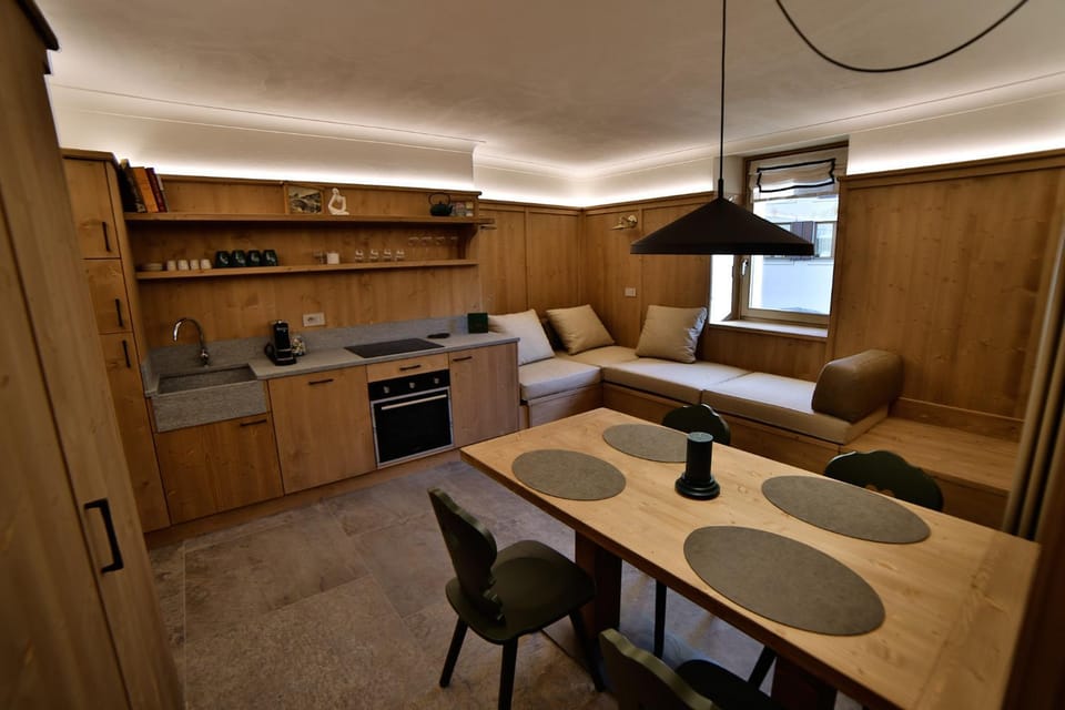 Kitchen or kitchenette, Living room, Photo of the whole room, Seating area, Dining area, pet friendly, stove