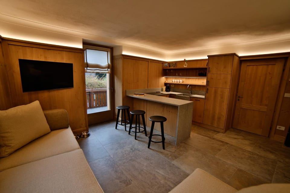 TV and multimedia, Kitchen or kitchenette, Living room, Seating area, Dining area