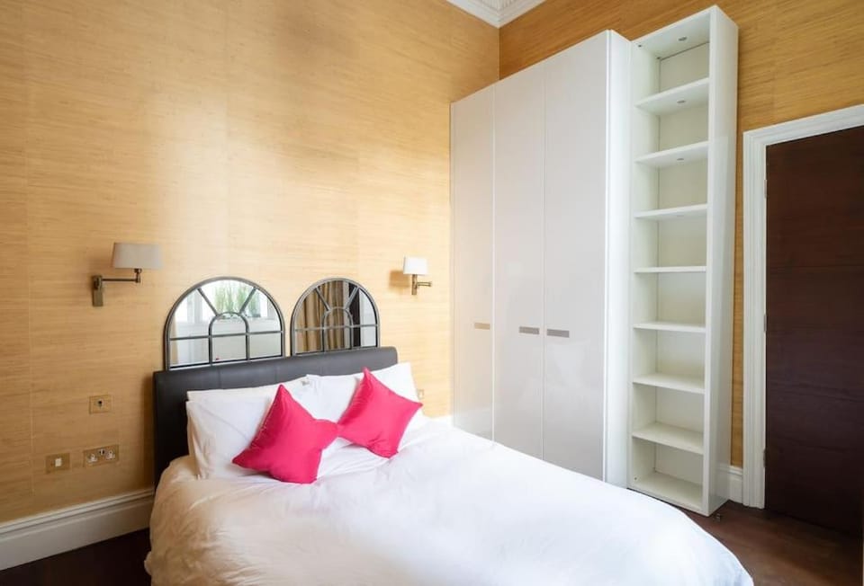Super Knightsbridge 2 bed Gound Floor Apartment Apartment in City of Westminster