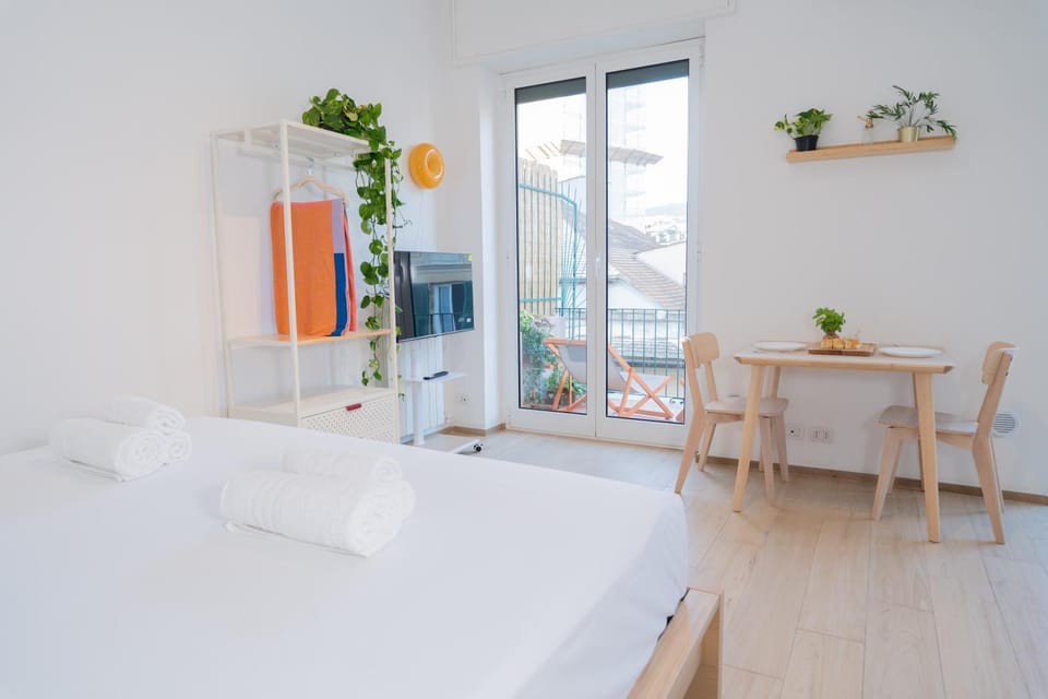 Bed, Living room, Seating area, Dining area, Bedroom