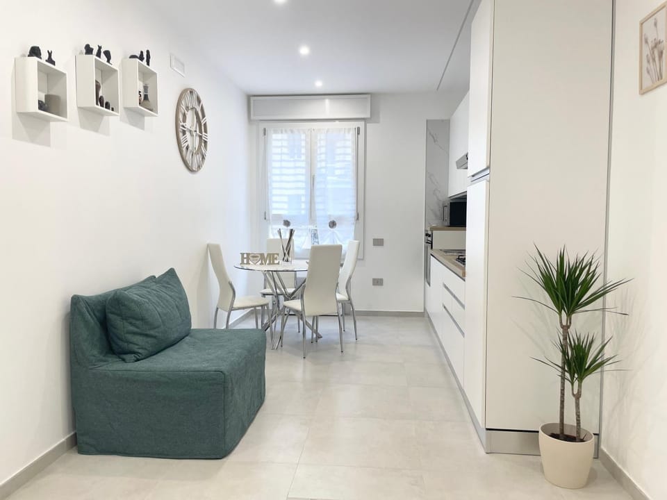 Kitchen or kitchenette, Living room, Seating area, Dining area