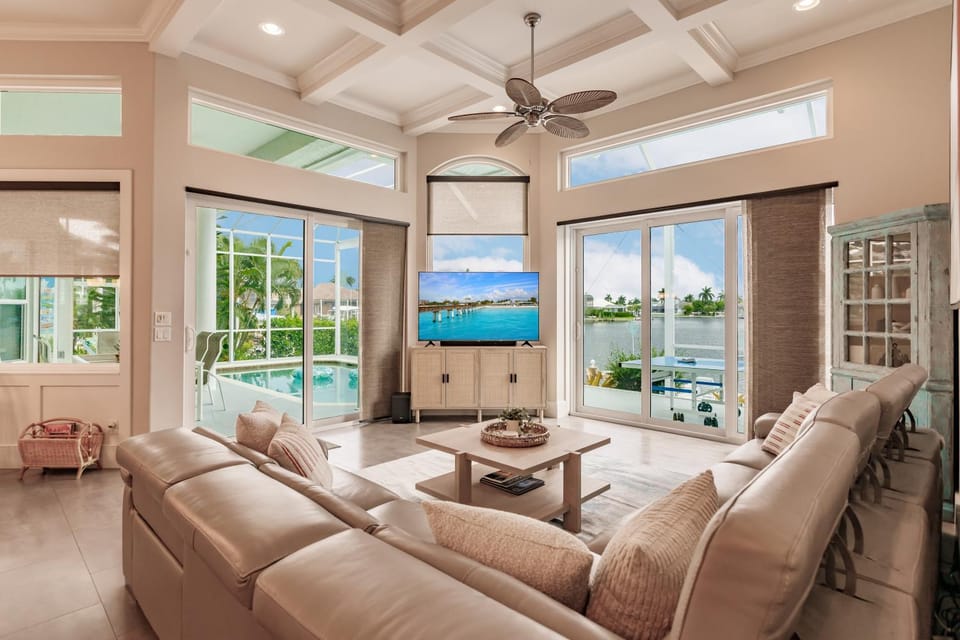 TV and multimedia, Living room, Pool view