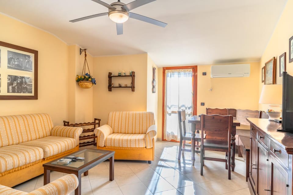TV and multimedia, Living room, Seating area, Dining area