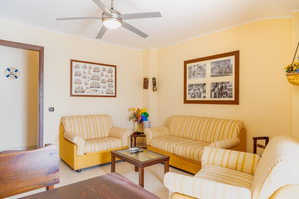 Day, Living room, Seating area