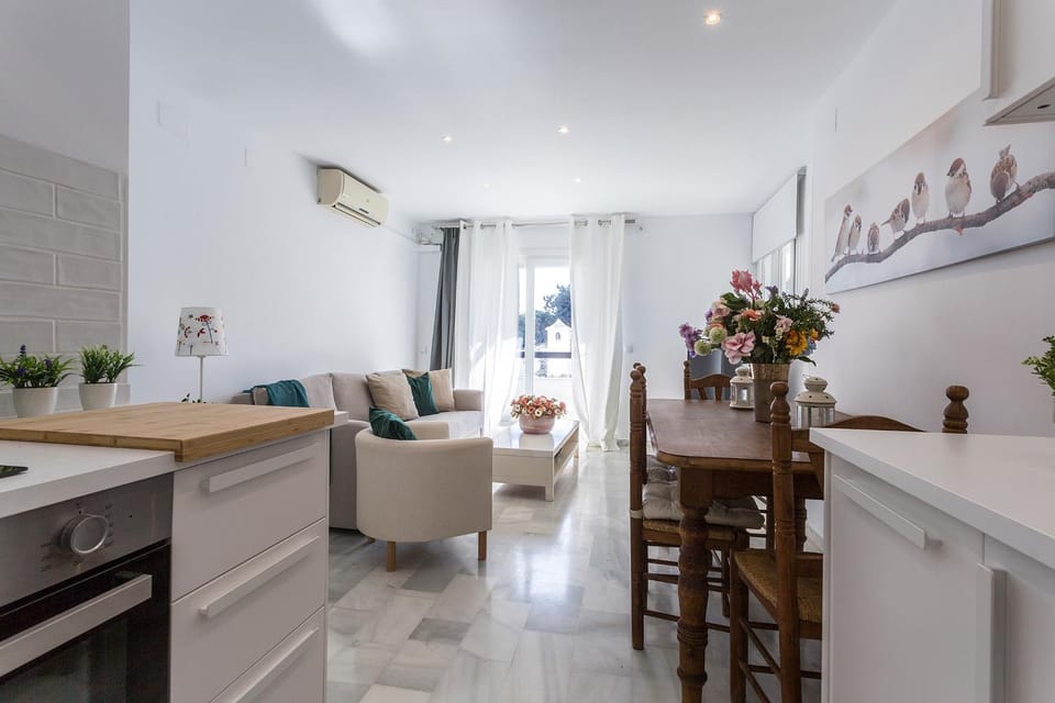 Kitchen or kitchenette, Living room, Seating area, Dining area