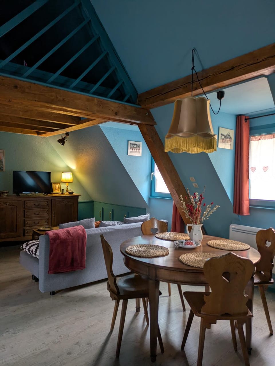 Bed, Seating area, Dining area
