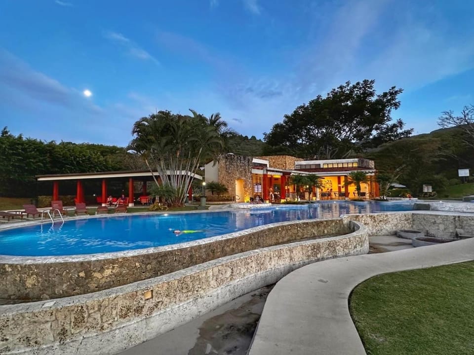 CR MARIPOSA RENTALS Mountain view near pool Apartment in San José Province