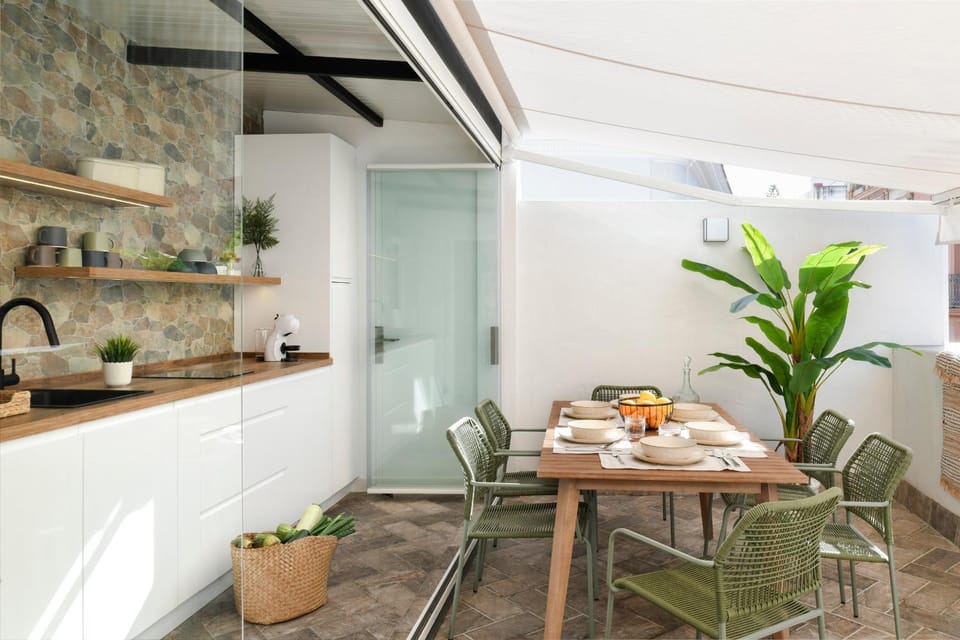 Property building, Balcony/Terrace, Dining area