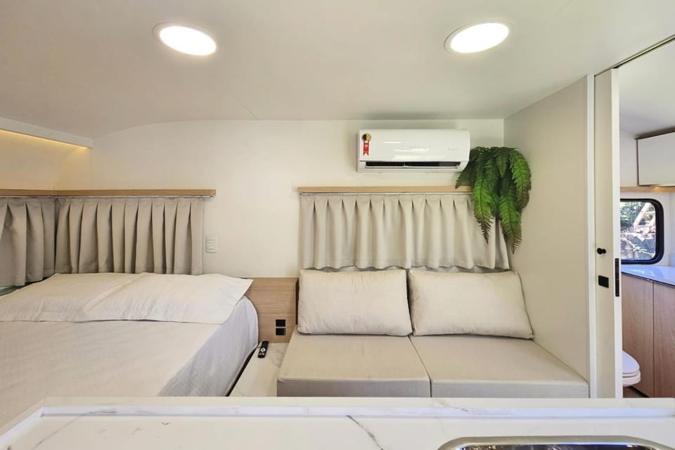 Bed, TV and multimedia, Living room, Photo of the whole room, Seating area, Bedroom, air conditioner