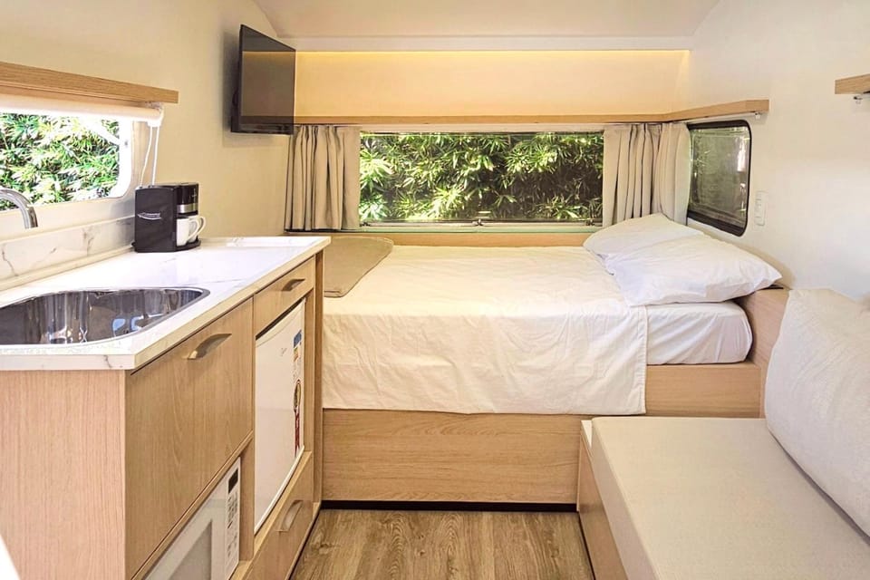 Bed, Coffee/tea facilities, Kitchen or kitchenette, Photo of the whole room, Bedroom, Garden view, Garden view, microwave, minibar